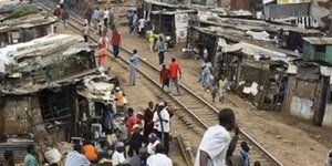 Αμαξοστοιχία έπεσε πάνω σε σπίτια στην Κένυα-Εγκλωβισμένοι στα συντρίμμια καλούσ