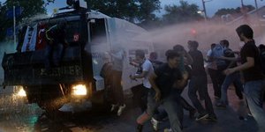 Η πλατεία Ταξίμ «βράζει» πάλι -Συγκρούσεις διαδηλωτών με την αστυνομία