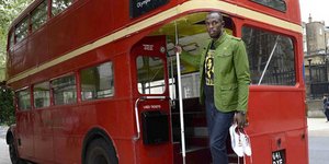 O Γιουσέιν Μπολτ κόντρα σε λεωφορείο και αντιμέτωπος με ένα τσιτάχ [βίντεο]