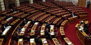 Βουλευτής για τα άδεια έδρανα: «Γιατί να βρισκόμαστε στη Βουλή για να ακούμε τη