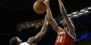 H «πτήση» του Αντετοκούνμπο στην κερκίδα -«Ελουσε» με μπύρα φίλαθλο [βίντεο]