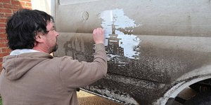 Ο «Βαν Γκογκ» του άπλυτου αυτοκινήτου -Δημιουργεί αριστουργήματα πάνω στη σκόνη 