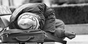 Η θλιβερή Ελλάδα της κρίσης -Αστεγος περιπλανιέται στους δρόμους της Πάτρας με έ