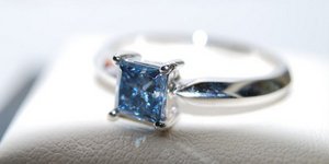 Ο άνθρωπος που μετατρέπει τους νεκρούς σε πολύτιμα πετράδια - Επεξεργάζεται τις 