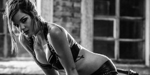 Επαγγελματίες ποδηλάτισσες κατεβαίνουν από τις σέλες και φορούν τα δερμάτινα -Εν