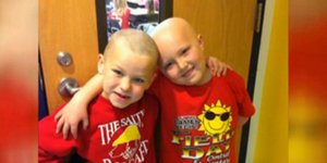Το μεγαλείο της φιλίας: 5χρονος ξύρισε το κεφάλι του για να σταθεί στον καρκινοπ