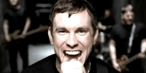 Πανκ τραγουδιστής ξάφνιασε το συγκρότημά του: Εκανε αλλαγή φύλου και παντρεύτηκε