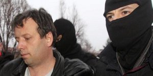 Χειροπέδες στον Guccifer -Συνελήφθη ο χάκερ των επωνύμων