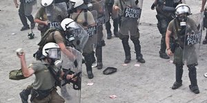 Στο εδώλιο 18 αστυνομικοί των ΜΑΤ και της ΔΕΛΤΑ που πετούσαν μάρμαρα και πέτρες 