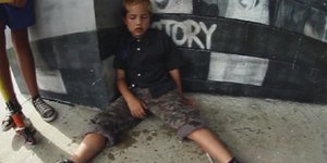 Προκλητικό βίντεο με μεθυσμένο 8χρονο που τρεκλίζει και πίνει ουίσκι προκαλεί μέ