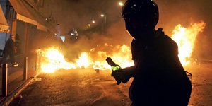 Επίθεση με μολότοφ έξω από τα γραφεία του ΠΑΣΟΚ -Αιφνιδιάστηκαν οι δυνάμεις των 