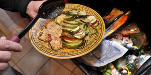 Αλλοι δεν έχουν να φάνε και οι Ελληνες συνεχίζουν να πετούν φαγητό στα σκουπίδια