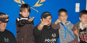 Ολη η αλήθεια για τα μέλη ΧΑ στη Νίκαια μέσα από 40 ντοκουμέντα -Παντού είχαν όπ