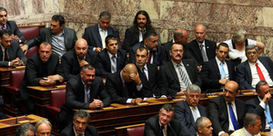 Για να γλιτώσουν τη φυλακή οι Χρυσαυγίτες βουλευτές πούλησαν τις... αρχές τους