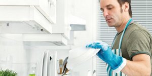 Οι άνδρες στην Ελλάδα δεν μαγειρεύουν ούτε σιδερώνουν -Γιατί αυτό είναι καλό για