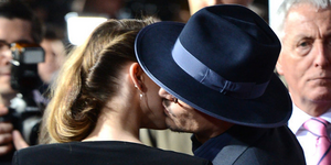 Ο Τζόνι Ντεπ φιλάει δημόσια την Αμπερ Χερντ και προκαλείται πανικός [εικόνες]