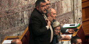 Νέο παραλήρημα από Χρυσαυγίτη στη Βουλή: Μιλάει για φάπες στο ΕΑΤ – ΕΣΑ και «αρι