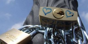 Το «love locks» έφτασε στην Ελλάδα: Λουκέτα Αγάπης στην γέφυρα του Ισθμού