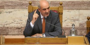 Νέες «οικονομίες» κάνει η Βουλή: Ψαλιδίζει και τους λογαριασμούς κινητών τηλεφών