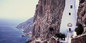 Προσευχή στην άκρη του γκρεμού -Τα πιο μαγικά μοναστήρια του κόσμου «κρέμονται»