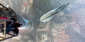 Οι θεότρελοι Ρώσοι ακροβάτες σκαρφαλώνουν το 2ο ψηλότερο κτίριο στον κόσμο [βίντ