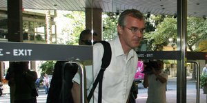 Το στέλεχος του ΔΝΤ Μπομπ Τράα κάνει βόλτες στη Σταδίου χωρίς την προσωπική του 