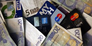 Εκαναν μεγάλη ζωή με εκατοντάδες πλαστές πιστωτικές -Εξαρθρώθηκε σπείρα στη Θεσσ