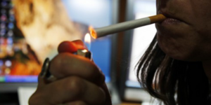 Ο καπνός από τα τσιγάρα στο σπίτι και τα ρούχα δεν είναι απλώς ενοχλητική