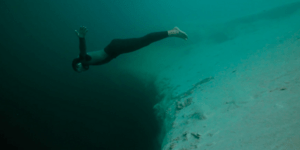 Βουτιά στην άβυσσο με μία ανάσα: Ατρόμητος δύτης βουτάει στο βαθύτερο σημείο του