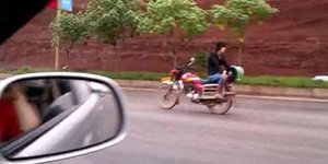 Ενας τρελός καβαλάρης -Οδηγεί μοτοσυκλέτα χωρίς χέρια