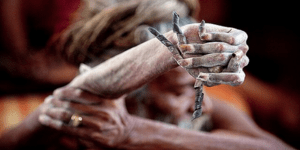 Κρατάει σηκωμένο το χέρι του 40 χρόνια: Η απίστευτη δύναμη ηλικιωμένου γκουρού [