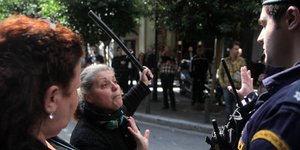 Οι καθαρίστριες αγρίεψαν -Μία πήρε το γκλομπ αστυνομικού έξω από το ΥΠΟΙΚ [βίντε