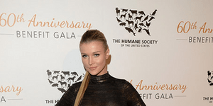 Πως ένα μοντέλο με see through φόρεμα μπορεί να προκαλέσει αμηχανία σε μια φιλαν