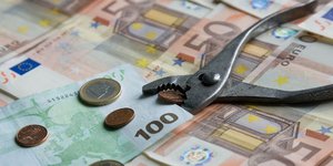 Σε συνεχή πτώση οι μισθοί  στην Ελλάδα - Τι δείχνουν τα στοιχεία της ΕΛΣΤΑΤ   