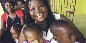 Η γυναίκα με τα 32 παιδιά: Μαζεύει ορφανά από το δρόμο και τα μεγαλώνει σαν δικά