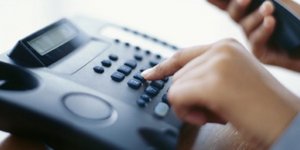 «Χρυσά» τα τηλεφωνήματα στο Δημόσιο -285 εκατ. ευρώ για κλήσεις κάθε χρόνο 