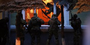 Καρέ καρέ η έφοδος από ενόπλους σε αστυνομικό τμήμα στην Ουκρανία [εικόνες & βίν