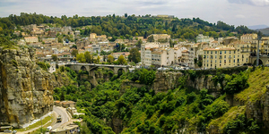 Η μυστηριώδης πόλη με τις γέφυρες: Στα 1.000 μέτρα υψόμετρο με κτίρια που ακροβα