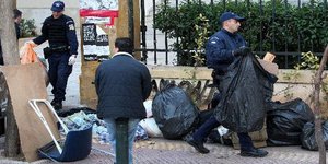 Ξύλο και συλλήψεις έξω από την ΑΣΟΕΕ σε επιχείρηση σκούπα της ΕΛ.ΑΣ για παρεμπόρ