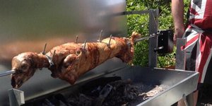 Πιστός στην ελληνική παράδοση ο Βρετανός πρέσβης -Σουβλίζει οβελία [εικόνες]