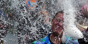 Το μεγαλύτερο μπουγέλο στον κόσμο -Το πάρτι της Ταϊλάνδης όπου τα κάνουν... μούσ