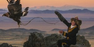 H 13χρονη κυνηγός της Μογγολίας -Με ένα χρυσό αετό στο χέρι της