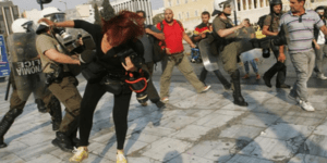 Το Twitter ξεσκεπάζει την αστυνομική βία: Τα σοκαριστικά στιγμιότυπα του #myELAS