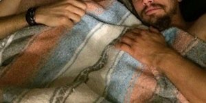 Αινιγματική selfie διάσημου ηθοποιού: Γυμνός με άνδρα συνάδελφό του στο κρεβάτι