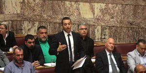 Ο Κασιδιάρης παρουσίασε τώρα επιστολή ανώνυμου δικαστή κάνοντας λόγο για πολιτικ