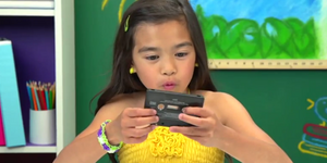 Πώς αντιδρούν τα σημερινά παιδιά βλέποντας walkman και κασέτες -Γουρλωμένα μάτια