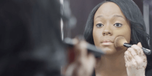 Η μεταμόρφωση: Πανέμορφη κοπέλα αποκαλύπτει το μυστικό της [βίντεο]