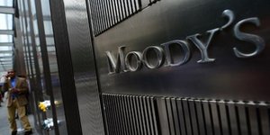 Σκοτσέζικο ντους από Moody's: Αναβαθμίζει τις τράπεζες αλλά προβλέπει αύξηση των