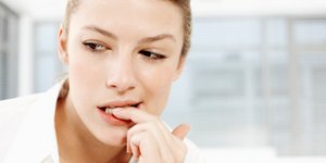 Ποια είναι τα ενοχλητικά «τικ» που κάνουμε- Δέκα συνήθειες που βλάπτουν την υγεί