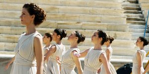 Εντυπωσίασε η νέα πρωθιέρεια Κατερίνα Λέχου στην τελετή αφής της Φλόγας για τους